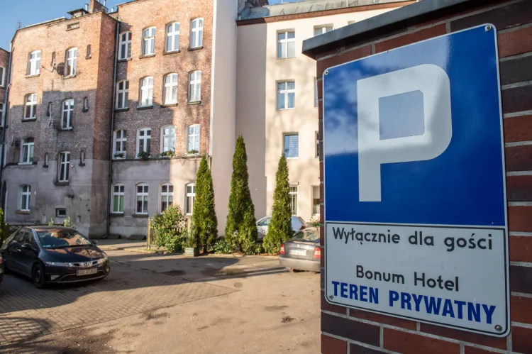 Hotel zrobił na podwórku parking, oznaczając go znakiem "teren prywaty". Tymczasem teren jest miejski.