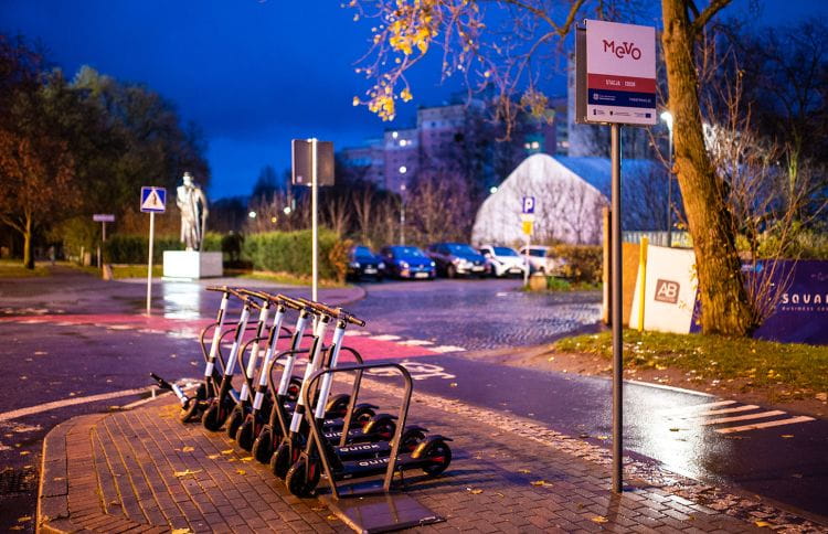 Stowarzyszenie Obszar Metropolitalny Gdańsk-Sopot-Gdynia nie pobiera żadnych opłat od firmy, która traktuje stojaki Mevo jako miejsce do parkowania hulajnóg.
