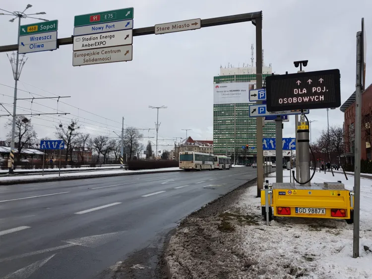 Od stacjonarnych znaków zmiennej treści w praktyce lepiej sprawdzają się choćby zakupione mobilne tablice, które można ustawić w dowolnym miejscu.