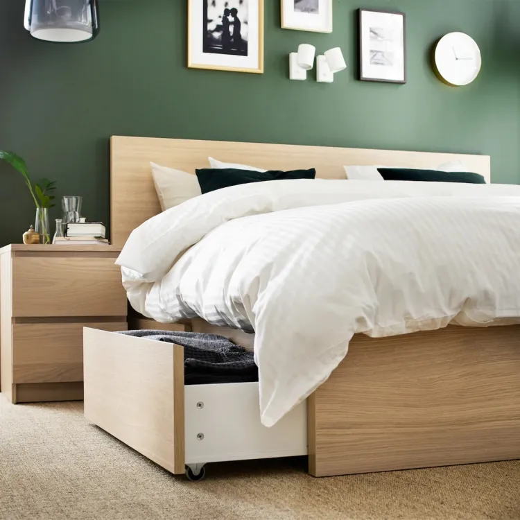 Mnóstwo miejsca zwykle jest pod łóżkiem. Tu umieścić można szuflady lub specjalne pojemniki na odzież lub pościel.