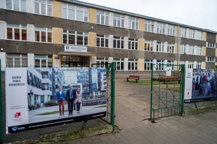Szkoły, które mają swoją siedzibę w tym budynku przy ul. Jagiellońskiej 11, noszą od 13 grudnia imię Pawła Adamowicza.