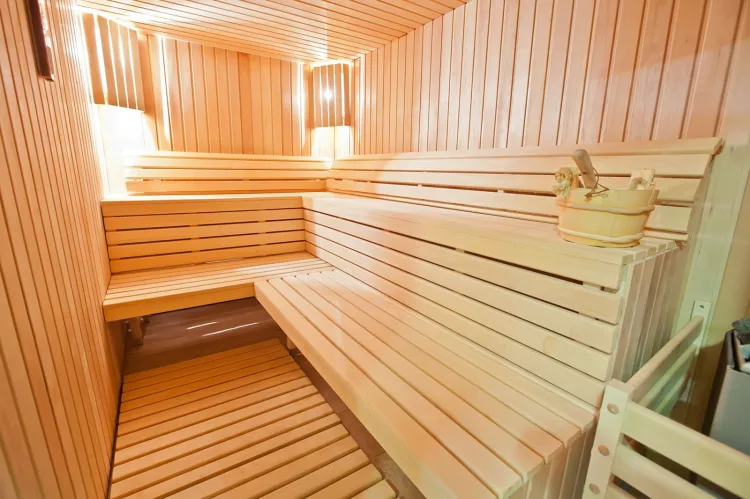 Do sauny nie powinniśmy wchodzić w strojach kąpielowych, gdyż można narazić się na poparzenia, dlatego siadamy na ręczniku. Szacowany czas jednego seansu to 5-15 minut.