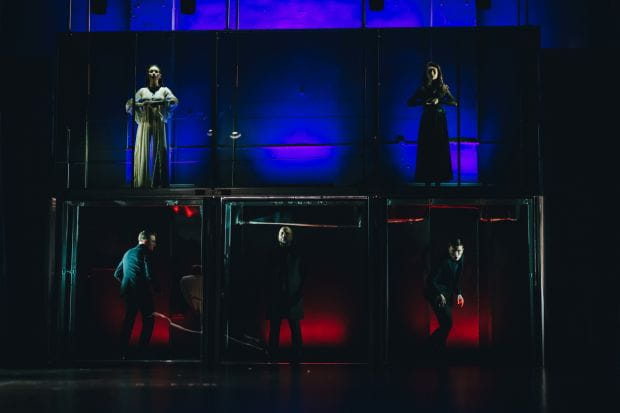 Scenę zamyka przezroczysta ściana z pleksi, umiejętnie oświetlona przez Marka Perkowskiego pozwala na grę w drugim planie, za plecami bohaterów. 