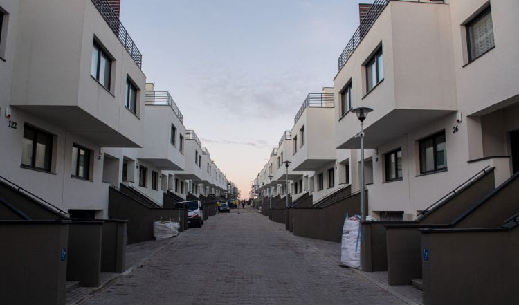 50 z 87 domów w realizowanej przez SM Ujeścisko inwestycji Płocka Park ma pozwolenie na użytkowanie. Nabywcy nie mogą jednak liczyć na uzyskanie pełnej własności, bo nieruchomości te zabezpieczają roszczenia wierzyciela.  