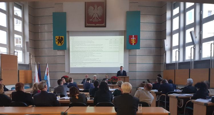 Radni Gdyni twierdzą, że przyszłoroczny budżet jest ostrożny. Na mównicy dr hab. Marcin Wołek z Samorządności.
