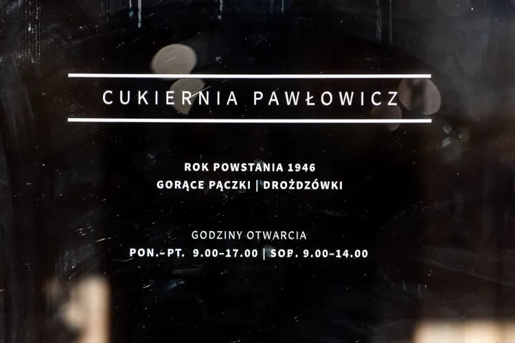Prezentacja nowego szyldu oraz murali reklamowych na targowisku w Orłowie.