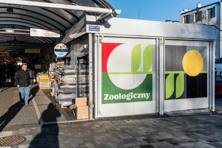 Prezentacja nowego szyldu oraz murali reklamowych na targowisku w Orłowie.
