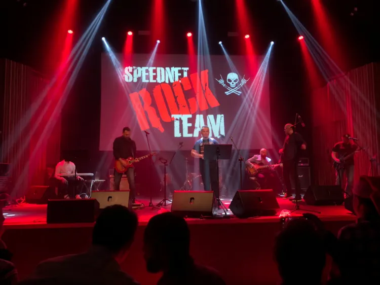Idea czy też inspiracja do powstania zespołu "Speednet Rock Team" pojawiła się tak naprawdę przy ognisku na jednym z firmowych wyjazdów.