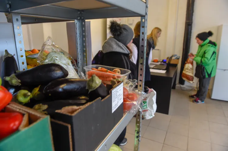 Sklep społeczny w Nowym Porcie w Gdańsku, w którym osoby potrzebujące mogą za darmo otrzymać jedzenie. Produkty z krótkimi terminami ważności przekazują supermarkety. Sklep prowadzi Bank Żywności w Trójmieście.