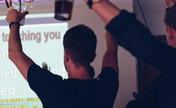 Karaoke oznacza tyle co "pusta orkiestra", a w praktyce określa się tak ludzi śpiewających do podkładów muzycznych puszczanych z maszyny.