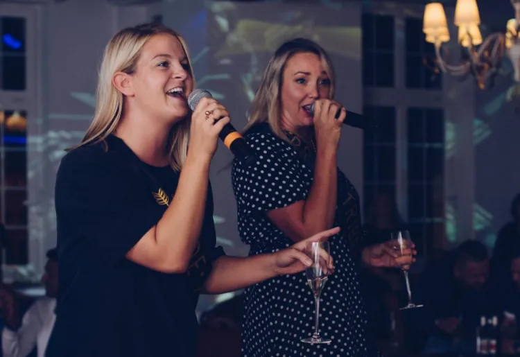 Podczas karaoke każdy może poczuć się i spróbować swoich sił jako gwiazda estrady.