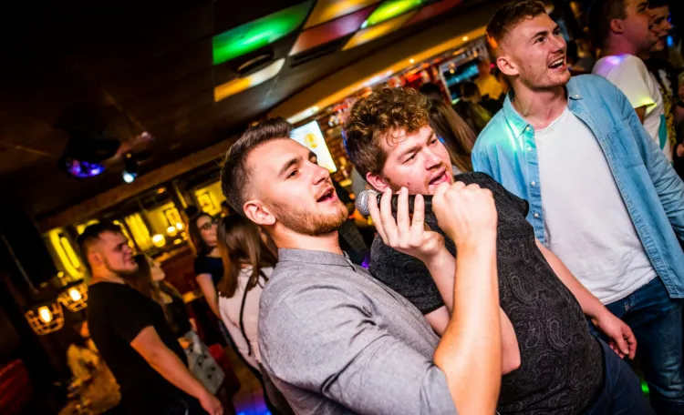 Karaoke śpiewa się na imprezach integracyjnych, w pubach, barach i domach.
