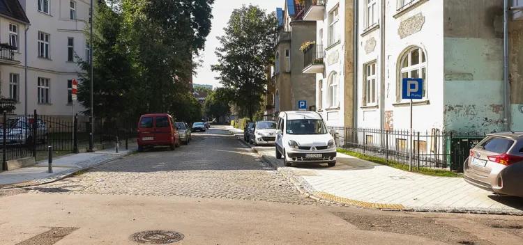 Nowy chodnik na ul. Łukasiewicza we Wrzeszczu jest jednocześnie miejscem do parkowania samochodów.