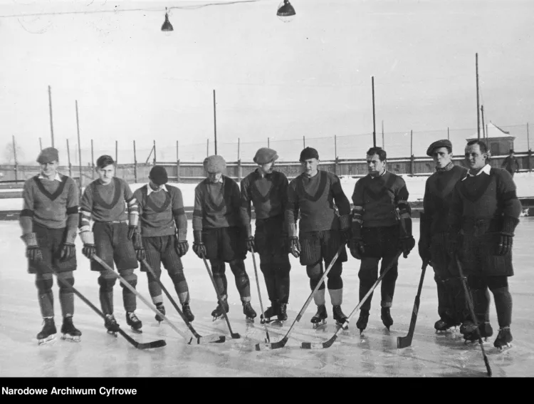 W 1934 drużyna hokejowa ze Śląska pokonała drużynę z Gdańska 14:1. Dziennikarze opisali ten mecz jako parodię hokeja. 