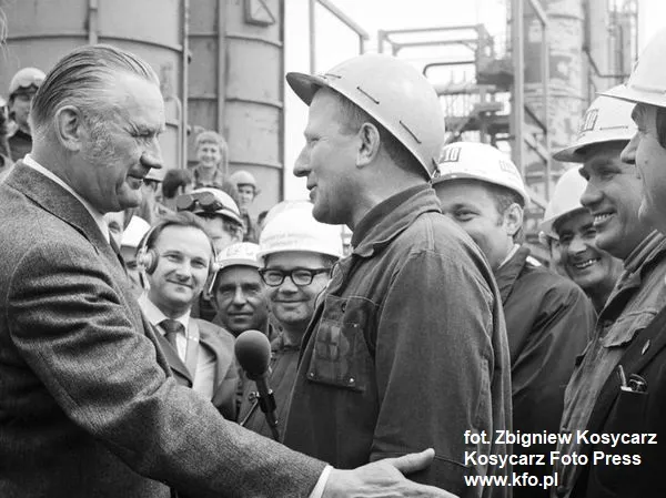 Premier rządu PRL Piotr Jaroszewicz z wizytą na budowie Rafinerii Gdańskiej. 14 maja 1975 r. 
