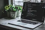 Dzięki dopracowanemu oprogramowaniu i szerokiemu asortymentowi narzędzi, programiści często wybierają MacBooki jako narzędzie do pracy.