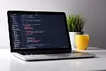 Dzięki dopracowanemu oprogramowaniu i szerokiemu asortymentowi narzędzi, programiści często wybierają MacBooki jako narzędzie do pracy.