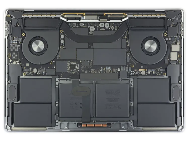 Wnętrze MacBooka Pro 16, ciasno tu!