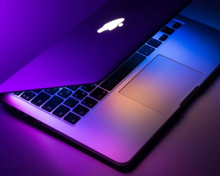 MacBooki, jak każdy inny sprzęt, posiadają szereg zalet i wad. To laptopy typowo biznesowe, które doskonale sprawdzą się w określonych zadaniach.