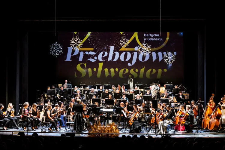 Tegoroczny Koncert Sylwestrowy Opery Bałtyckiej przebiega pod hasłem "Przebojowy sylwester 2020" i jest godny tej nazwy. Publiczność otrzymuje moc muzycznych atrakcji w bardzo zróżnicowanym repertuarze.