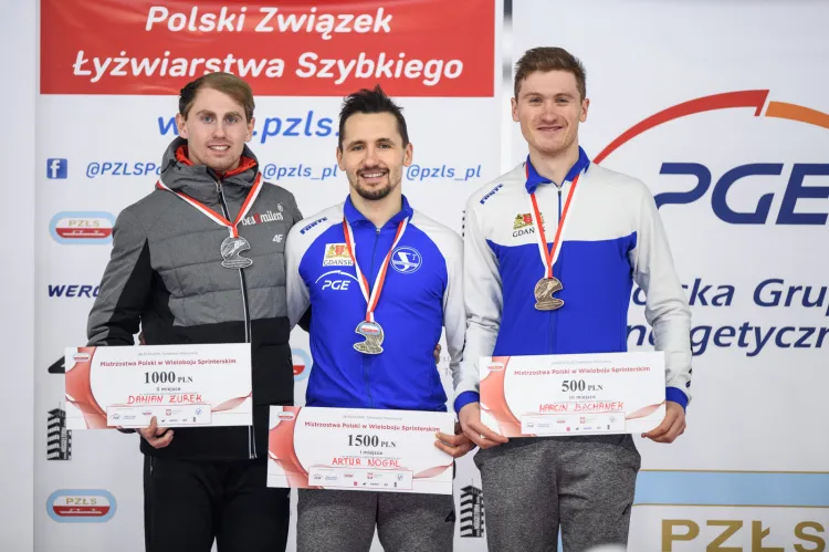 Artur Nogal (w środku) i Marcin Bachanek (z prawej) przywieźli medale mistrzostw Polski dla GKS Stoczniowca.