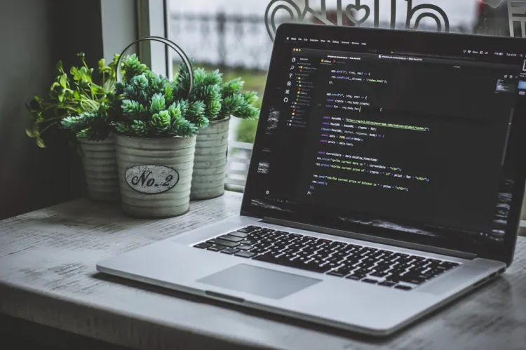 Dzięki dopracowanemu oprogramowaniu i szerokiemu asortymentowi narzędzi, programiści często wybierają MacBooki jako narzędzie do pracy.