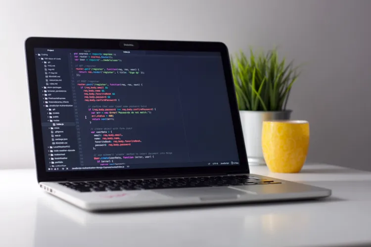 Dzięki dopracowanemu oprogramowaniu i szerokiemu asortymentowi narzędzi, programiści często wybierają MacBooki jako narzędzie do pracy.