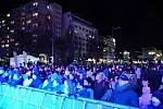 Tłum pod sceną na Skwerze Kościuszki w Gdyni.