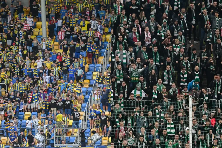 Średnia frekwencja na domowych meczach Arki Gdynia (po lewej) to 7 691 kibiców. Z kolei na trybuny stadionu Energa przychodziło średnio 10 813 widzów.