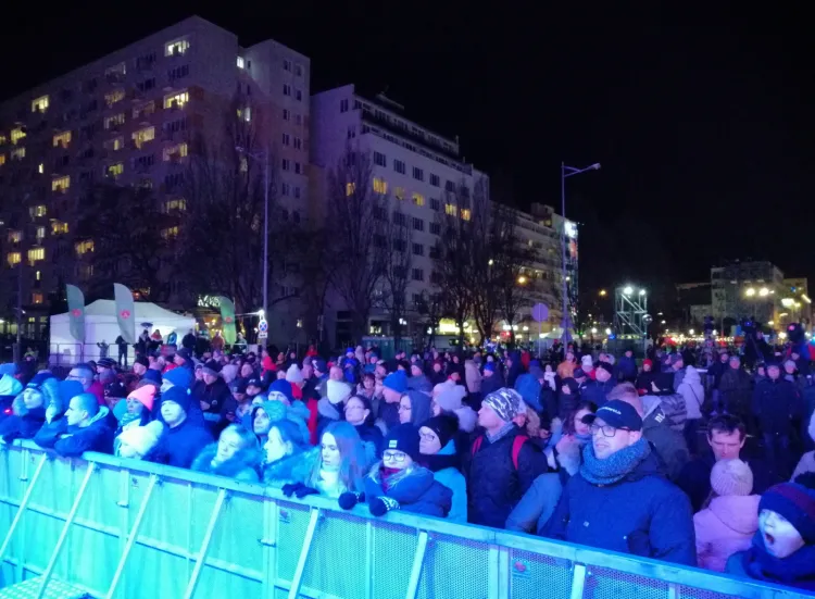Tłum pod sceną na Skwerze Kościuszki w Gdyni.