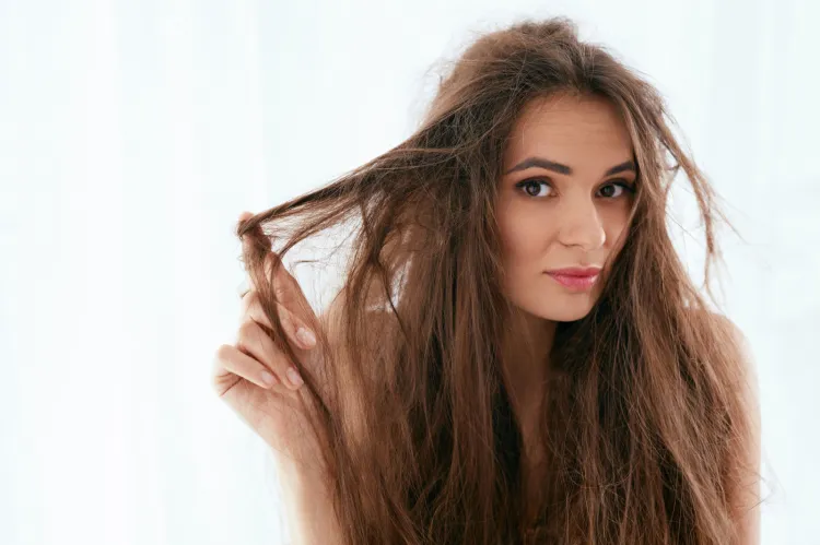 Puszące się włosy to problem, który często determinowany jest przez specyficzną budowę włosa.