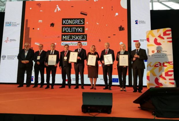 Wręczenie nagrody - dyplomu w konkursie na Lidera Zrównoważonego Gospodarowania Przestrzenią. Nagrodę w imieniu Gdańska odebrała Edyta Damszel-Turek, dyrektor BRG (druga od prawej).