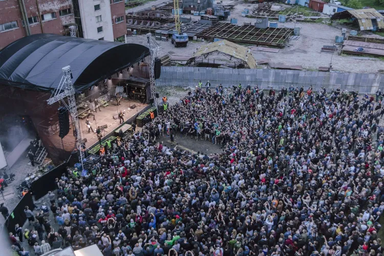 Zdjęcie z koncertu Dropkick Murphys, który odbył się w czerwcu 2019 na terenie Plener 33. Latem 2020 ta postoczniowa przestrzeń będzie gościć nowy festiwal: Letnie Napięcie. Organizatorzy zapowiadają ponad 30 wydarzeń muzycznych.