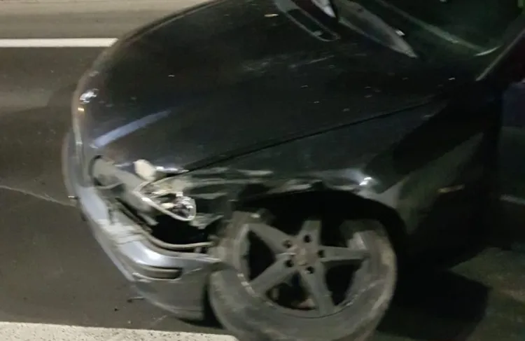 Samochód 25-latka zatrzymały barierki. Okazało się, że kierowca był pijany.
