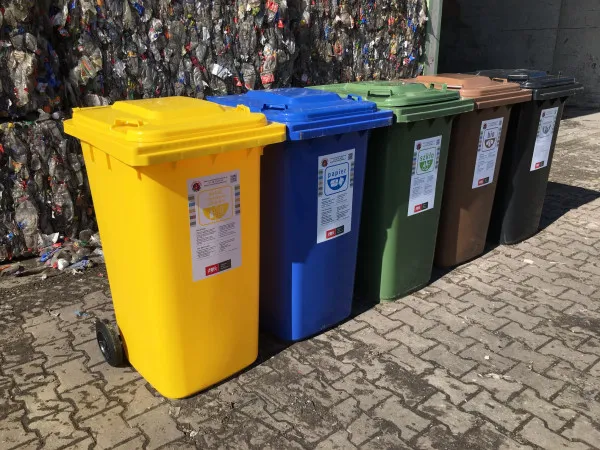 "Działania polegające na zmniejszeniu odbioru odpadów resztkowych na rzecz częstszych odbiorów odpadów segregowanych przyczyniają się do efektywniejszego zbierania odpadów segregowanych" - twierdzą gdańscy urzędnicy.