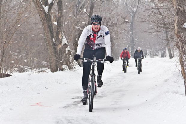 Jazda rowerem zimą to świetny pomysł, o ile dopisuje nam zdrowie.