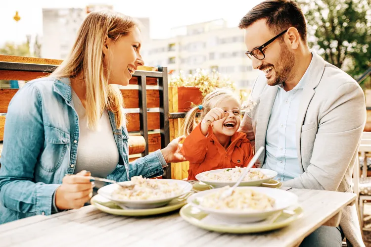Niedzielne lunche z atrakcjami dla dzieci w restauracjach, to pomysł na wspólne spędzenie czasu dla całych rodzin. 