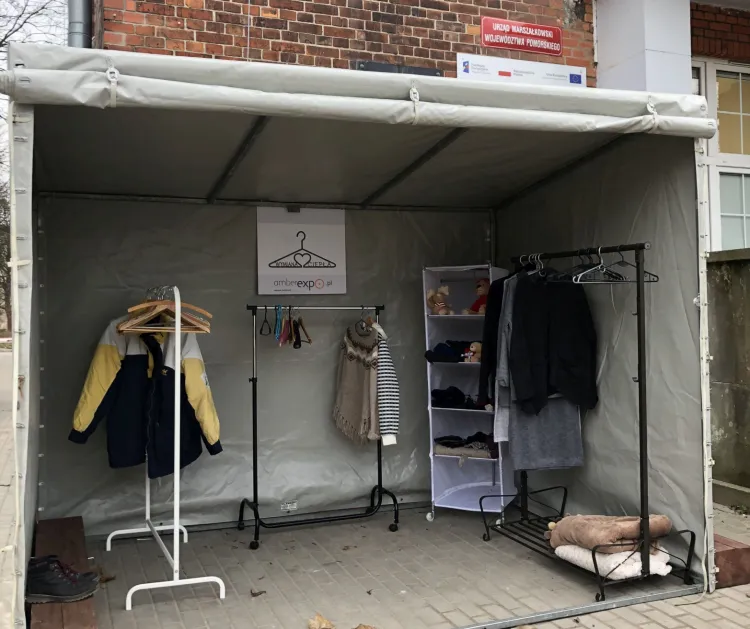 Przy Urzędzie Marszałkowskim, na ul. Augustyńskiego 1 w Gdańsku, stanął namiot, do którego można przynieść zimowe ubrania, które trafią do potrzebujących.