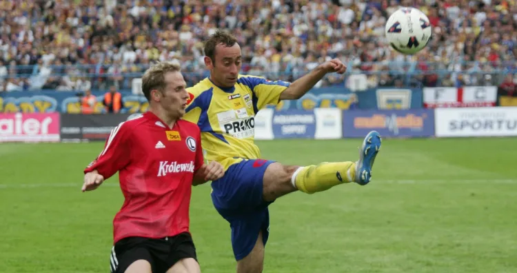Piotr Włodarczyk grał już w Gdyni, ale w barwach Legii przeciwko Arce. Na zdjęciu w starciu z Bartoszem Ławą. 