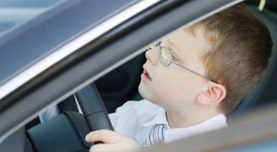 Podobno dzieci dojrzewają dziś szybciej niż kiedyś, jednak to nie powód, by pozwalać im samodzielnie prowadzić auta.