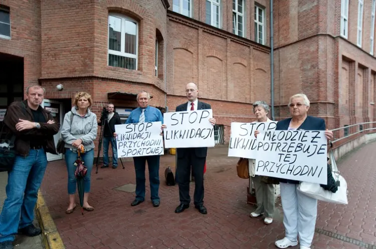 Rodzice młodych sportowców i radny PiS Kazimierz Koralewski protestują przeciwko przeniesieniu Wojewódzkiej Przychodni Sportowo-Lekarskiej.
