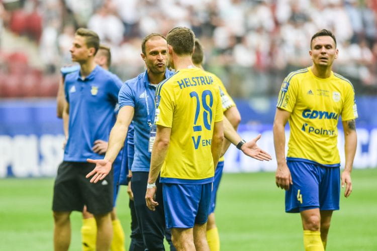 Antoni Łukasiewicz, dyrektor sportowy Arki Gdynia, czasami musi negocjować rozwiązanie kontraktów także piłkarzy, z którymi sam grał jeszcze w żółto-niebieskich barwach. 
