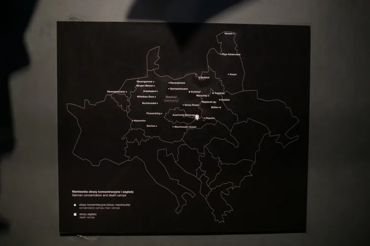 Wymieniona musi zostać legenda mapy dotyczącej rozmieszczenia obozów koncentracyjnych i zagłady, która została zniszczona przez silne zadrapania.