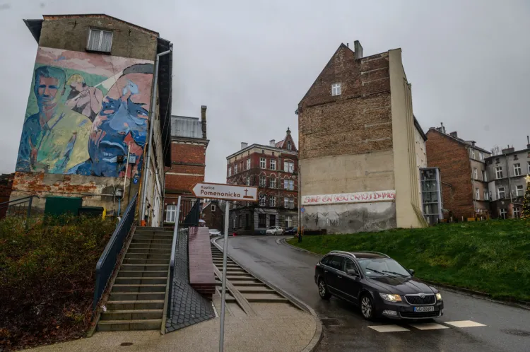 Stowarzyszenie Gdańsk Tworzą Mieszkańcy proponuje władzom miasta, by mural powstal na elewacji kamienicy przy ul. Biskupiej 4 (na zdjęciu po prawej stronie).