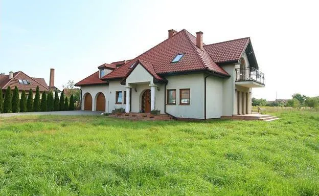 Dom na sprzedaż na Olszynce. Eksperci podkreślają, że ofert sprzedaży domów wolnostojących jest w tej chwili mniej niż domów szeregowych czy bliźniaków.  