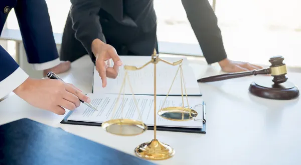 Zdaniem prokuratury notariusze nie udzielali pokrzywdzonym stronom umów niezbędnych wyjaśnień dotyczących dokonywanych czynności notarialnych i ich skutków.