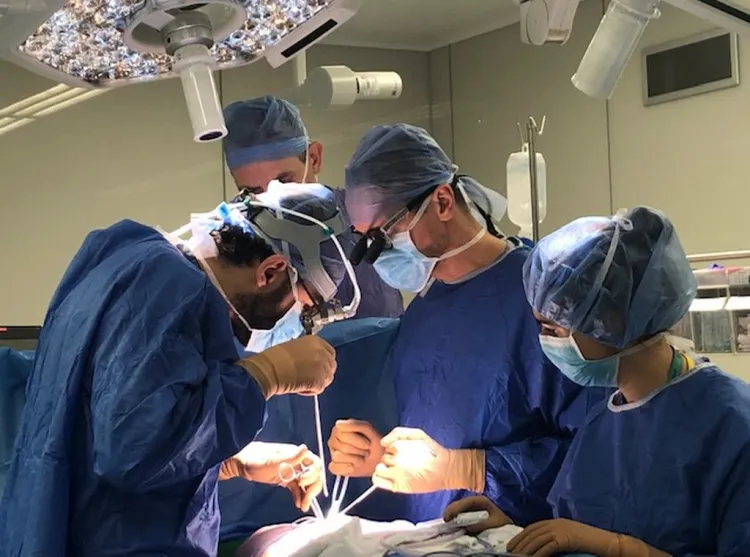 Pionierska operacja została przeprowadzona przez  interdyscyplinarny zespół lekarzy Gdańskiego Uniwersytetu Medycznego.