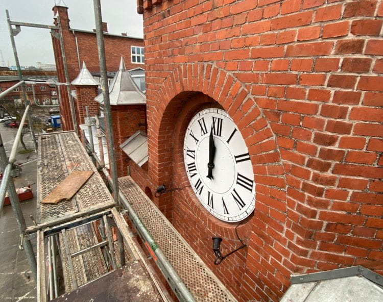 Zrekonstruowany zegar na budynku dyrekcji Stoczni Cesarskiej.