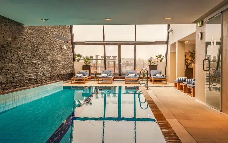 W Trójmieście znajdziemy wiele luksusowych hoteli z nowoczesnymi basenami. 
