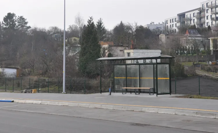 W ramach budowy al. Pawła Adamowicza powstały przystanki autobusowe. Autobusy pojawią na nich dopiero wiosną i tylko linii nocnej N2.